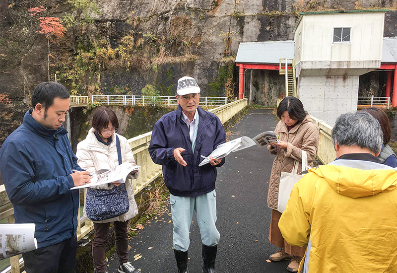 フィールドに出て散策している様子