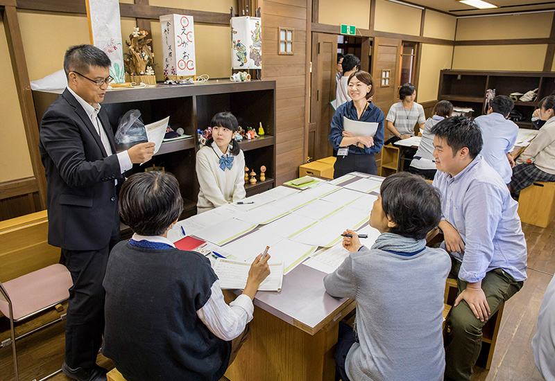 地域の方にヒアリングしながら、ワークシートをひろげている様子