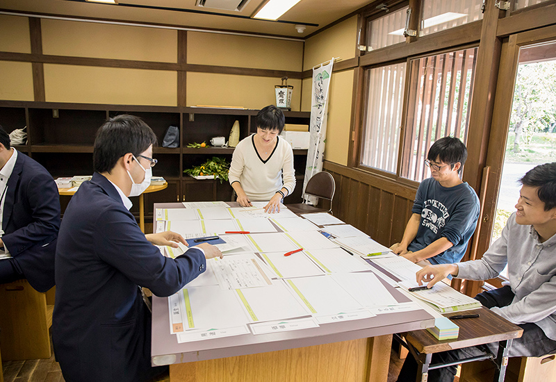 記入したペルソナシートを見せ合い、笑っている様子