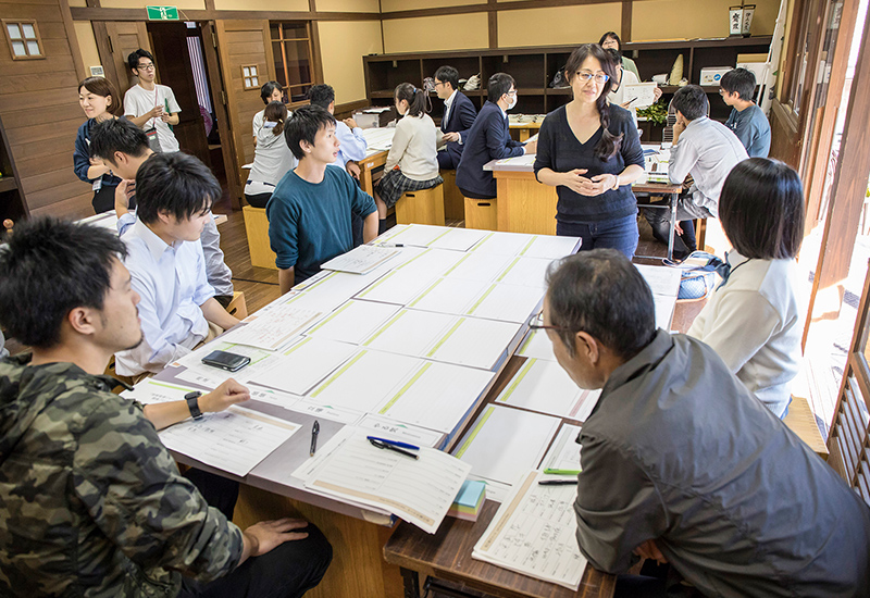 輪になって振り返りをしている様子